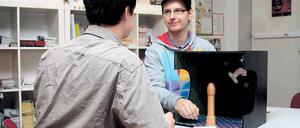 Mit Holzpenis zum Kondomführerschein. Marius B. (l.) ist für die Potsdamer Aidshilfe unter anderem bei der Bar-Tour in Kneipen unterwegs. Das Engagement hilft ihm, mit seiner eigenen HIV-Diagnose zu leben.