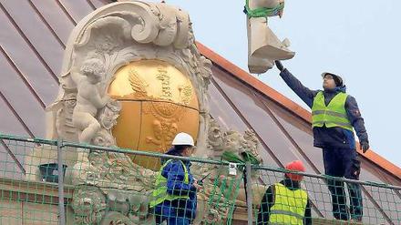 Wappen krönen Potsdams Schloss. Am Mittwoch begann der Einbau einer von insgesamt drei prunkvollen Wappenkartuschen nach historischem Vorbild. Nach der Pleite der Sächsischen Sandsteinwerke übernimmt eine fränkische Firma den Auftrag.