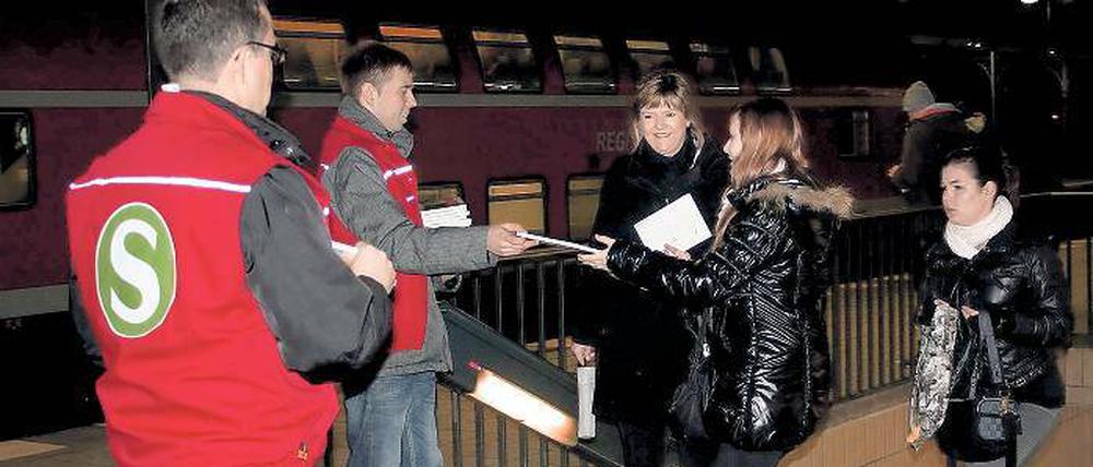 Die S-Bahn versorgt. Mittwochmorgen wurden Pendler am Bahnhof Wannsee für ihre Geduld bei den Baumaßnahmen auf der Strecke mit Schokolade belohnt.