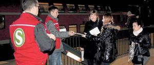 Die S-Bahn versorgt. Mittwochmorgen wurden Pendler am Bahnhof Wannsee für ihre Geduld bei den Baumaßnahmen auf der Strecke mit Schokolade belohnt.