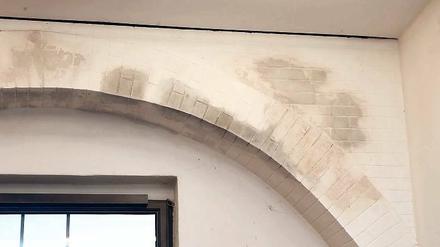 Saniert. Wand im Kunstraum.