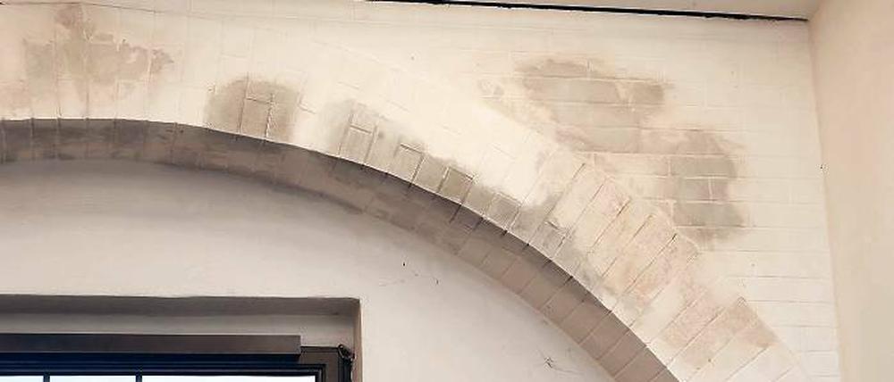 Saniert. Wand im Kunstraum.