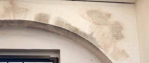 Saniert. Wand im Kunstraum.