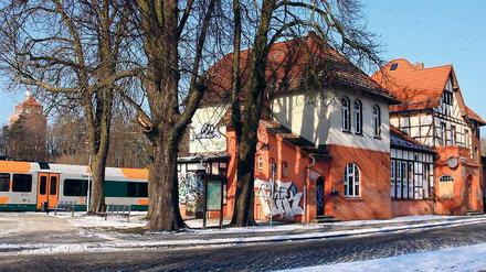 Leerstand über Jahre: Sprayer haben ihre Spuren am Stadtbahnhof hinterlassen. Damit soll es nun vorbei sein: Nachdem die Stadt das Haus gekauft hat, sollen hier unter anderem die Beelitzer Tafel und Vereine einziehen.