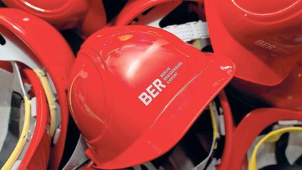 Rot sind nicht nur die Zahlen. Am Flughafen liegen die Bauhelme der Arbeiter. In wenigen Tagen soll es auf der Baustelle weitergehen. Eröffnung ist am 27. Oktober 2013.