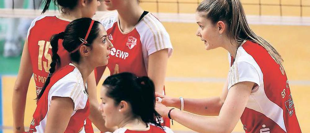 Gut gemacht. Elisa Muri (links) und Lucia Fresco (rechts) am Samstag nach einem erfolgreichen Angriff des SC Potsdam gegen den USC Münster; hinter ihnen Caterina Fanzini und Nikol Sajdova (2. von rechts), vorn Anika Zülow.