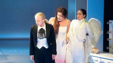 Szenen einer Ehe. Viel Wiedersehensfreude ist da nicht bei Euridice (Isa-Katharina Gericke) zu erkennen, darf Ehemann Orfeo (Maria Gortsevskaya, l.) sie doch nicht einmal anschauen. Bei so viel Furor bleibt selbst Amor (Efmorfia Metaxaki, r.) die Spucke weg.