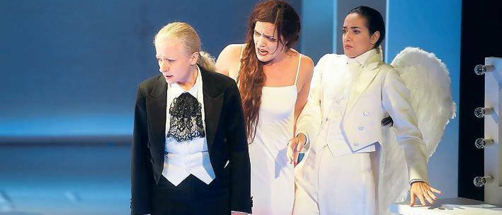 Szenen einer Ehe. Viel Wiedersehensfreude ist da nicht bei Euridice (Isa-Katharina Gericke) zu erkennen, darf Ehemann Orfeo (Maria Gortsevskaya, l.) sie doch nicht einmal anschauen. Bei so viel Furor bleibt selbst Amor (Efmorfia Metaxaki, r.) die Spucke weg.