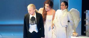 Szenen einer Ehe. Viel Wiedersehensfreude ist da nicht bei Euridice (Isa-Katharina Gericke) zu erkennen, darf Ehemann Orfeo (Maria Gortsevskaya, l.) sie doch nicht einmal anschauen. Bei so viel Furor bleibt selbst Amor (Efmorfia Metaxaki, r.) die Spucke weg.