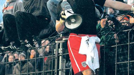 Feiern mit den Fans. Babelsbergs Torwart Frederic Löhe (vorn) hielt am Samstag gegen Preußen Münster, was es halten galt – auch einen Elfmeter.