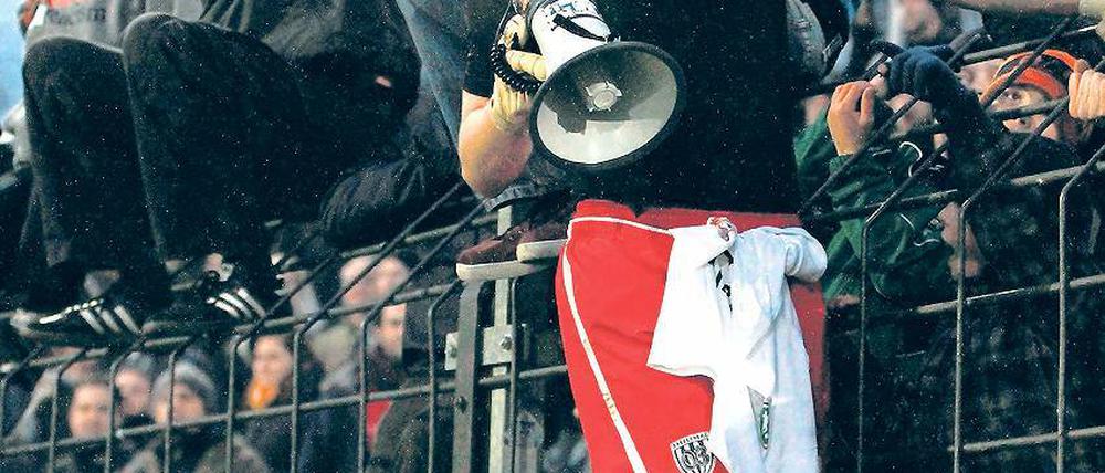 Feiern mit den Fans. Babelsbergs Torwart Frederic Löhe (vorn) hielt am Samstag gegen Preußen Münster, was es halten galt – auch einen Elfmeter.