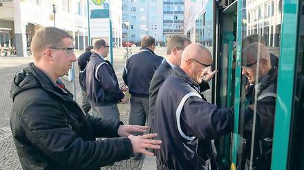 Ohne Durchblick: Mit Spezialbrillen, die Blindheit simulieren, haben Mitarbeiter der ViP-Verkehrsbetriebe am Montag die Straßenbahnen ihres Unternehmens getestet. Das Ergebnis war speziell für die neuen Combino- und Variobahnen ernüchternd. Nun will der ViP bei einzelnen Punkten nachbessern.