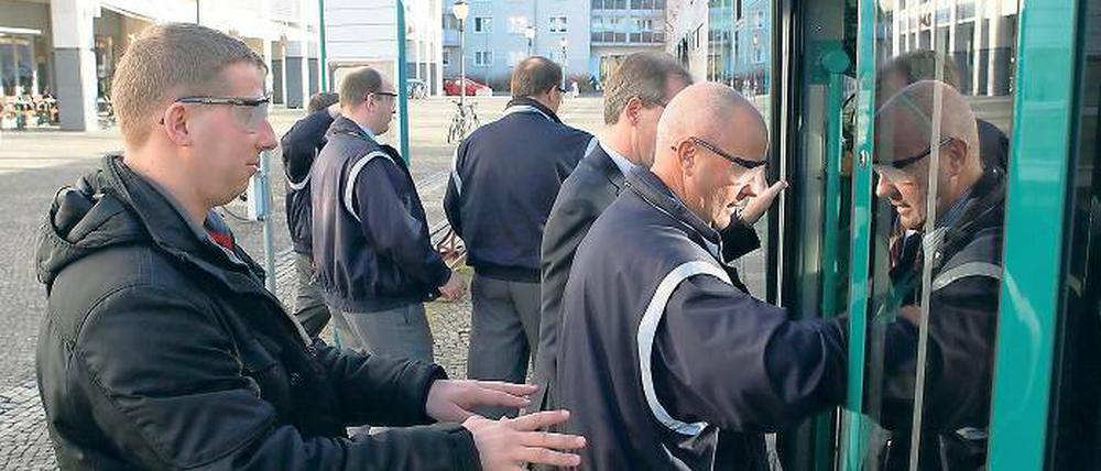 Ohne Durchblick: Mit Spezialbrillen, die Blindheit simulieren, haben Mitarbeiter der ViP-Verkehrsbetriebe am Montag die Straßenbahnen ihres Unternehmens getestet. Das Ergebnis war speziell für die neuen Combino- und Variobahnen ernüchternd. Nun will der ViP bei einzelnen Punkten nachbessern.