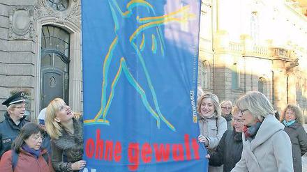 Gewalt an Frauen: Dagegen weht seit Montag am Rathaus eine Fahne.
