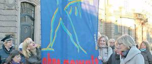Gewalt an Frauen: Dagegen weht seit Montag am Rathaus eine Fahne.