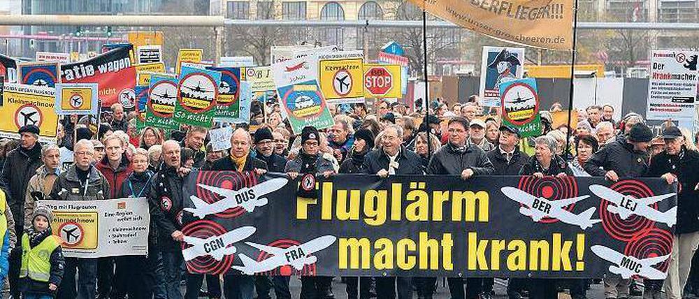 Im Zentrum. Die Fluglärmgegner zogen am Samstag vom Potsdamer Platz zur SPD-Parteizentrale in Berlin-Kreuzberg.