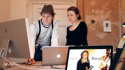 Zuspitzen und verdichten. Ellen Stein (r.) und Jan Gabbert sind die „Buchstabenschubser“. Mit Kurzfilmen erklären sie die Welt.
