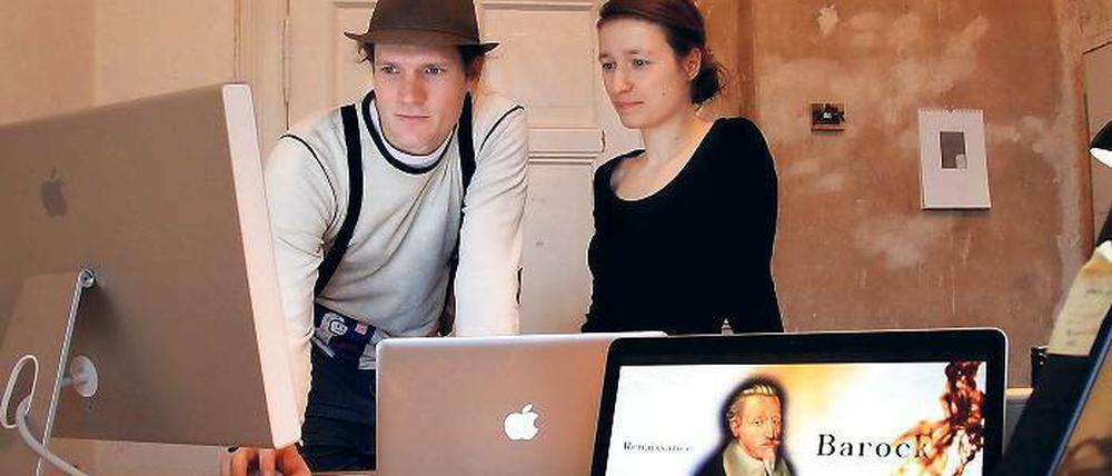 Zuspitzen und verdichten. Ellen Stein (r.) und Jan Gabbert sind die „Buchstabenschubser“. Mit Kurzfilmen erklären sie die Welt.
