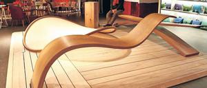 Wippend warten. Gisbert Baarmann aus der Uckermark baut auch für den öffentlichen Raum – etwa wippende Bänke. Für seine Möbel wurde er bereits ausgezeichnet.