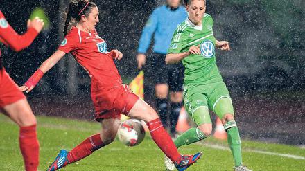Ihr Tor reichte nicht. Lisa Evans (l.) im Duell mit Wolfsburgs Verena Feißt.