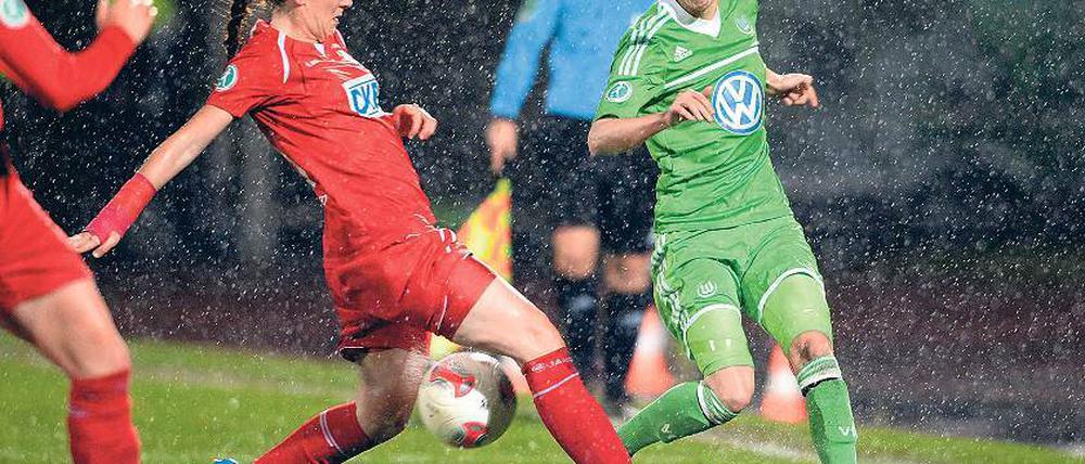 Ihr Tor reichte nicht. Lisa Evans (l.) im Duell mit Wolfsburgs Verena Feißt.