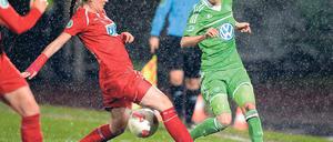 Ihr Tor reichte nicht. Lisa Evans (l.) im Duell mit Wolfsburgs Verena Feißt.