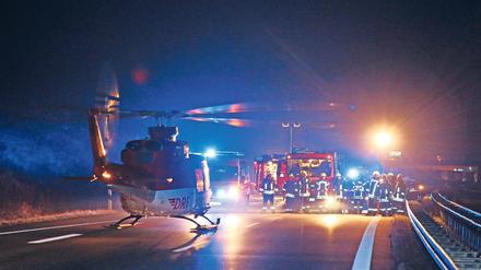 Alptraum für jeden Autofahrer. Am späten Donnerstagabend hat ein junger Geisterfahrer einen schweren Verkehrsunfall verursacht.