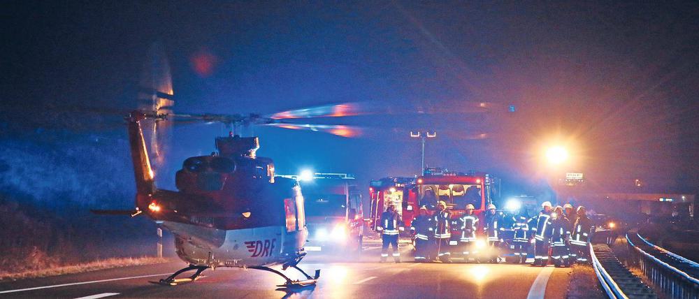 Alptraum für jeden Autofahrer. Am späten Donnerstagabend hat ein junger Geisterfahrer einen schweren Verkehrsunfall verursacht.