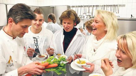 Lecker, preiswert und gesund? Geht alles, sagt Koch Ronny Pietzner (l.). Nur wissen wie das geht, wollten nur wenige.