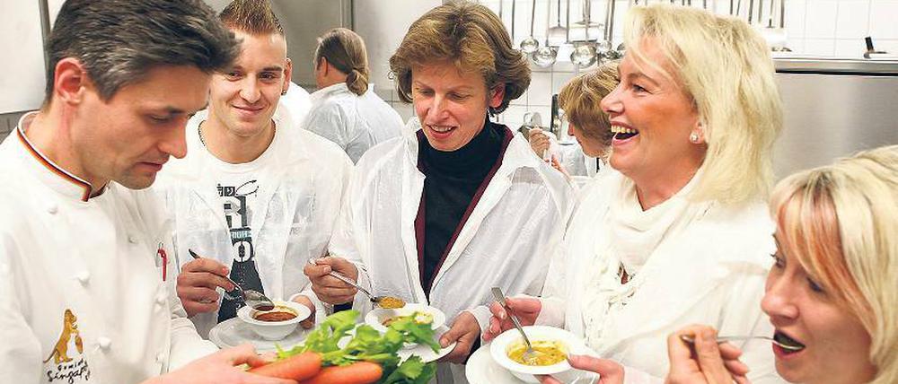 Lecker, preiswert und gesund? Geht alles, sagt Koch Ronny Pietzner (l.). Nur wissen wie das geht, wollten nur wenige.