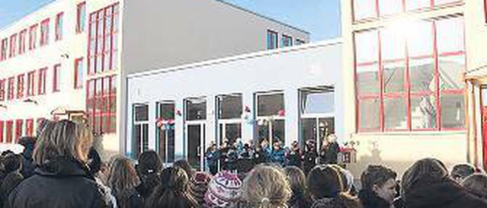 Von Haus zu Haus im Trockenen: Der Neubau an der Michendorfer Schule.