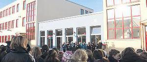 Von Haus zu Haus im Trockenen: Der Neubau an der Michendorfer Schule.