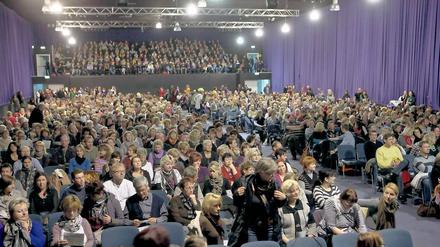 Provozierter Unterrichtsausfall. Mehr als 1500 protestierende Lehrer haben sich am Donnerstag in Brandenburg/Havel zu einer Konferenz der Lehrer- und Personalräte versammelt. Ziel der Aktion war es, über Missstände an den Schulen zu sprechen.