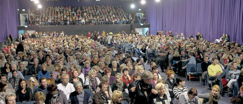 Provozierter Unterrichtsausfall. Mehr als 1500 protestierende Lehrer haben sich am Donnerstag in Brandenburg/Havel zu einer Konferenz der Lehrer- und Personalräte versammelt. Ziel der Aktion war es, über Missstände an den Schulen zu sprechen.