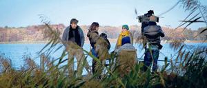 Teamarbeit. Pola Beck (m.) bei Dreharbeiten in Caputh.