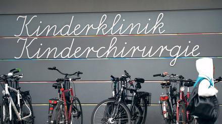 Tatort Kinderklinik. Der sexuelle Missbrauch eines 16-jährigen Mädchens durch einen Krankenpfleger bringt die Charité erneut in Erklärungsnot. Die Klinikleitung versäumte es tagelang, Strafanzeige zu erstatten.