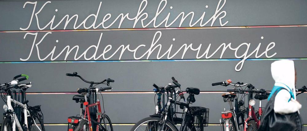 Tatort Kinderklinik. Der sexuelle Missbrauch eines 16-jährigen Mädchens durch einen Krankenpfleger bringt die Charité erneut in Erklärungsnot. Die Klinikleitung versäumte es tagelang, Strafanzeige zu erstatten.