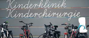 Tatort Kinderklinik. Der sexuelle Missbrauch eines 16-jährigen Mädchens durch einen Krankenpfleger bringt die Charité erneut in Erklärungsnot. Die Klinikleitung versäumte es tagelang, Strafanzeige zu erstatten.
