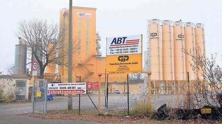 Lärmquelle: Die Asphaltmischanlage auf dem Teltomatgelände in der Stahnsdorfer Straße soll verschwinden. Dafür will die Papenburg AG hier eine Betonbrecheranlage errichten. Die Anwohner laufen gegen das Projekt Sturm. Das Landesumweltamt will es aber trotzdem genehmigen.