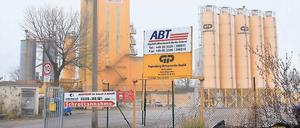 Lärmquelle: Die Asphaltmischanlage auf dem Teltomatgelände in der Stahnsdorfer Straße soll verschwinden. Dafür will die Papenburg AG hier eine Betonbrecheranlage errichten. Die Anwohner laufen gegen das Projekt Sturm. Das Landesumweltamt will es aber trotzdem genehmigen.