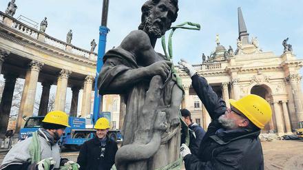 Herkules und die Arbeiter. Am Mittwoch wurden die letzten Skulpturen auf die Kolonnade gehoben – darunter auch diese Figur des antiken Löwentöters.