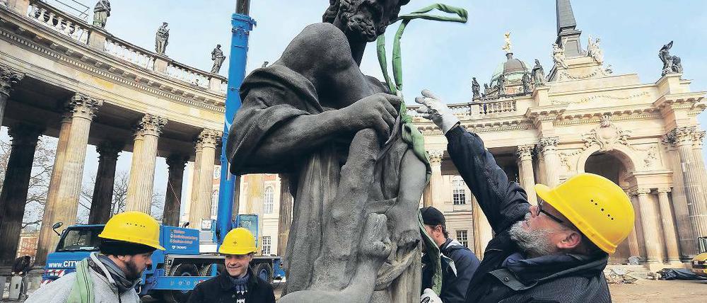 Herkules und die Arbeiter. Am Mittwoch wurden die letzten Skulpturen auf die Kolonnade gehoben – darunter auch diese Figur des antiken Löwentöters.
