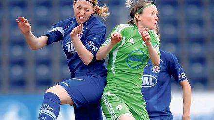 Vorm erneuten Duell. Potsdams frühere Stürmerin Conny Pohlers (rechts) prüft am morgigen Freitag mit dem VfL Wolfsburg unter Flutlicht den Deutschen Meister Turbine und dessen neue Abwehrchefin Stefanie Draws (links).