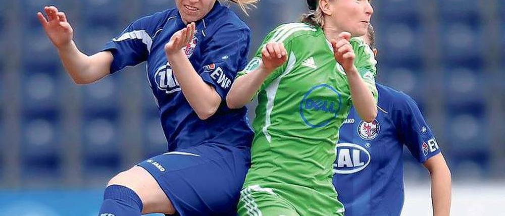 Vorm erneuten Duell. Potsdams frühere Stürmerin Conny Pohlers (rechts) prüft am morgigen Freitag mit dem VfL Wolfsburg unter Flutlicht den Deutschen Meister Turbine und dessen neue Abwehrchefin Stefanie Draws (links).