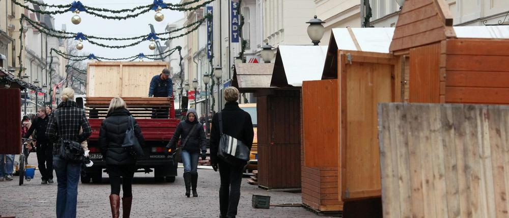 In der Brandenburger Straße wirdd derzeit der Weihnachtsmarkt aufgebaut.