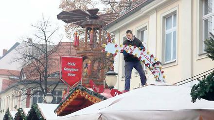 Aufbauphase. Die Weihnachtsmarkthändler machen ihre Buden startklar für die morgige Eröffnung.