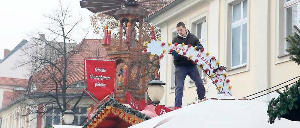 Aufbauphase. Die Weihnachtsmarkthändler machen ihre Buden startklar für die morgige Eröffnung.