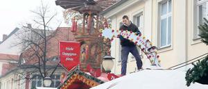 Aufbauphase. Die Weihnachtsmarkthändler machen ihre Buden startklar für die morgige Eröffnung.