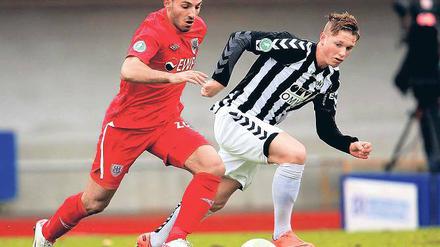 Antritt ohne Erfolg. Süleyman Koc (links) stand wieder in der Anfangsformation und zieht hier Moritz Moser davon. Die Niederlage seiner Babelsberger Mannschaft konnte auch er nicht verhindern.