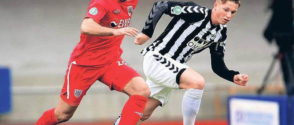 Antritt ohne Erfolg. Süleyman Koc (links) stand wieder in der Anfangsformation und zieht hier Moritz Moser davon. Die Niederlage seiner Babelsberger Mannschaft konnte auch er nicht verhindern.